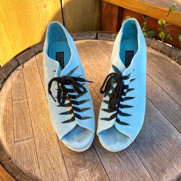 Deena & Ozzy Sz 7-blue suede shoes with off white heel & black lace up - Picture 2 of 4